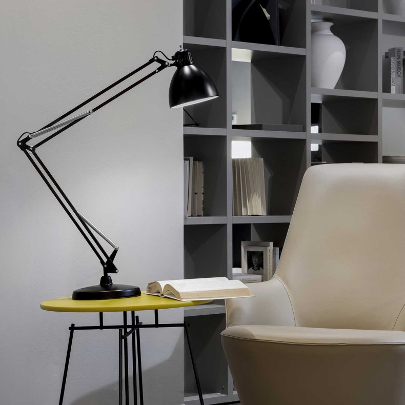 JJ Small T amarant rd Bordlampe m/ base