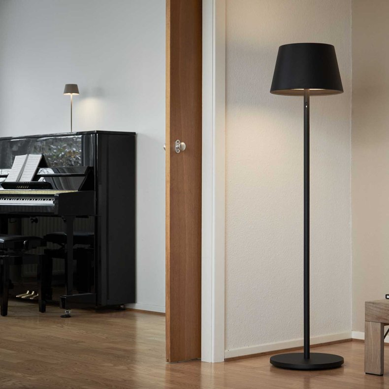 Modi Svart Golvlampa