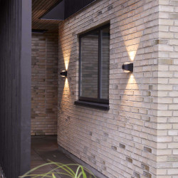 Saga Svart IP65 V&auml;gglampa