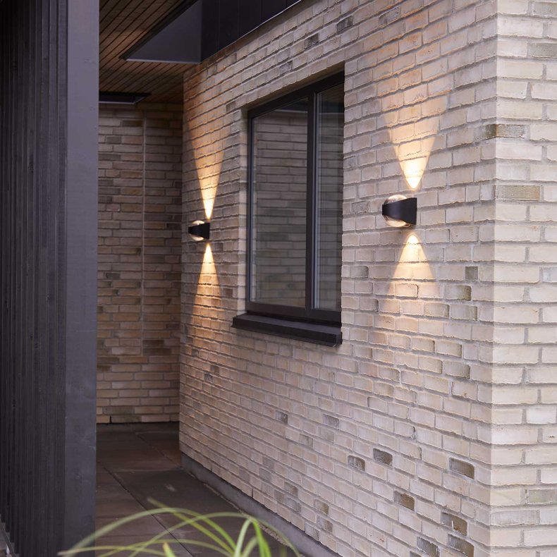 Saga Svart IP65 V&auml;gglampa