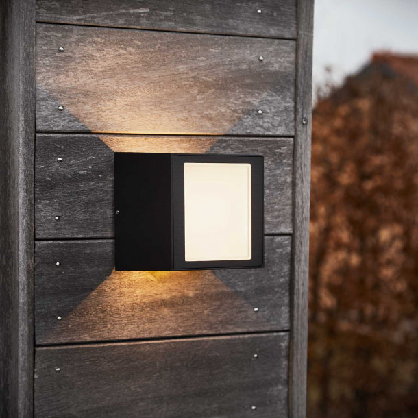 Una IP54 outdoor wall light - Lampefeber